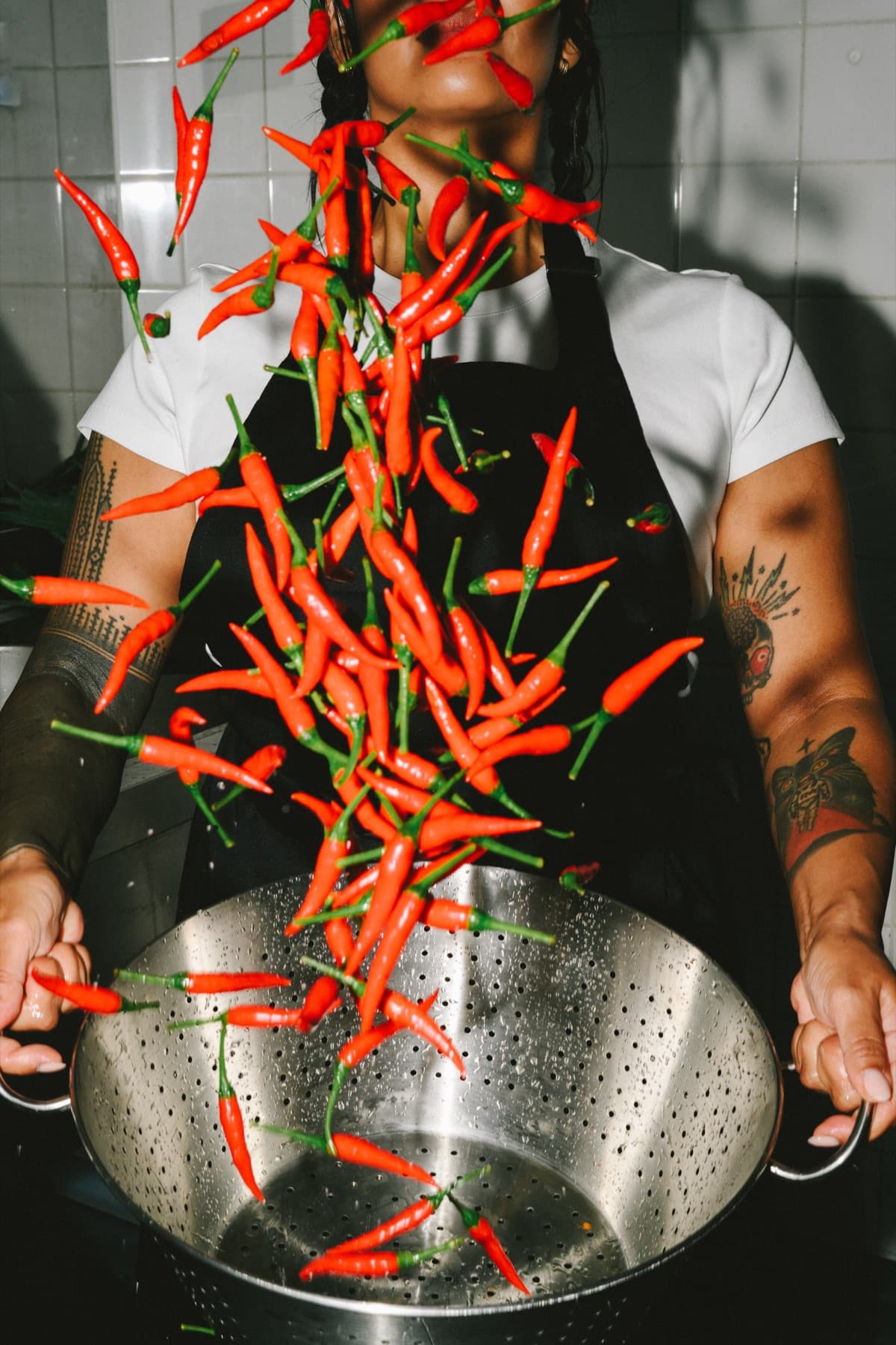 Piments rincés dans une passoire, atelier GLAZED