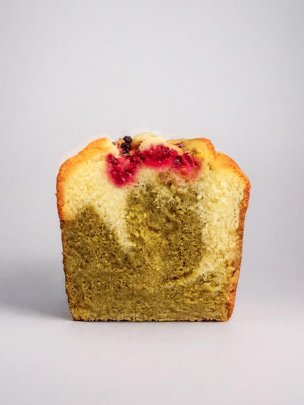 Cake marbré matcha framboise, une tranche